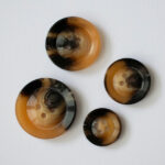 Knoflík Classic Style pryskyřice 28mm hnědý