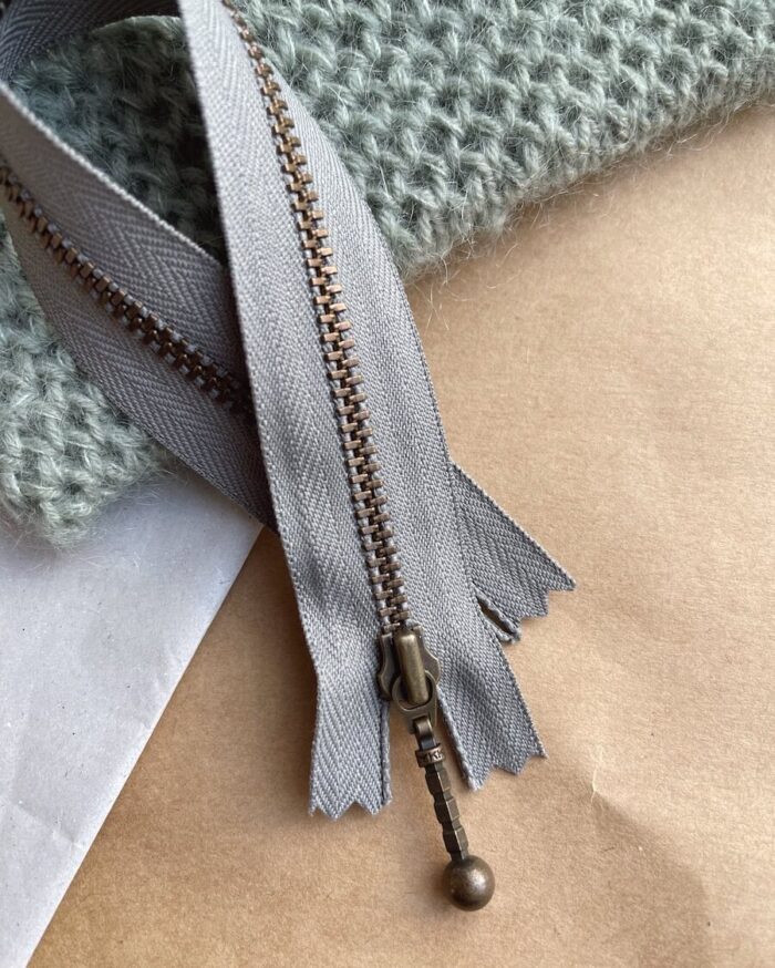 PetiteKnit zip 23 cm - flint - Obrázek 1