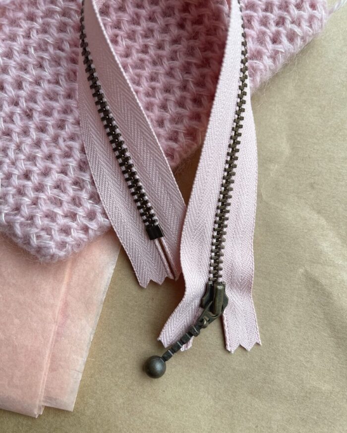 PetiteKnit zip 23 cm - powder pink - Obrázek 1